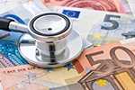 Stethoskop auf Geldscheinen